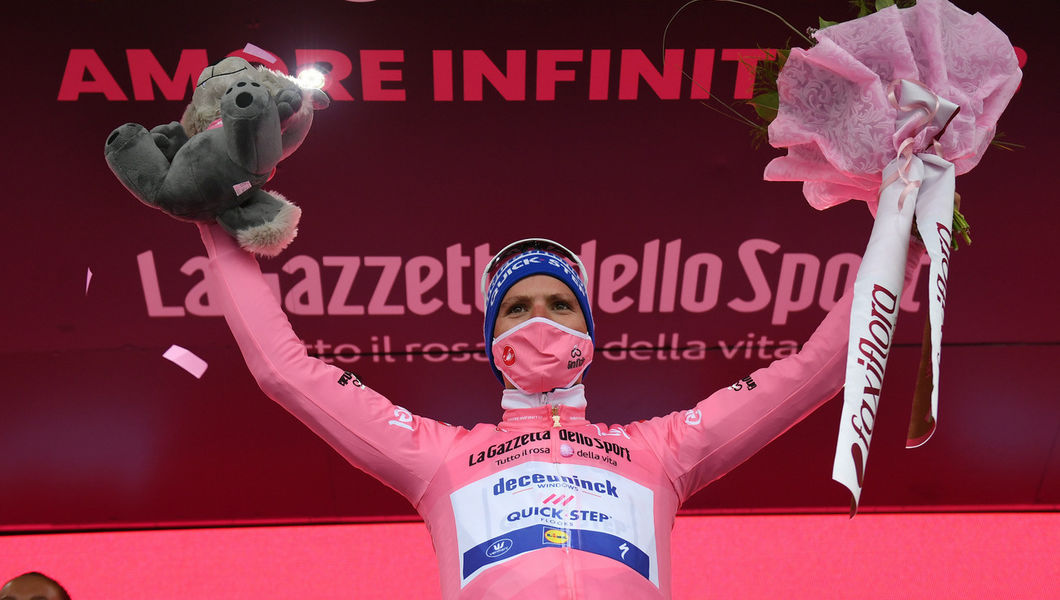 Giro d’Italia: João Almeida pakt maglia rosa op Etna