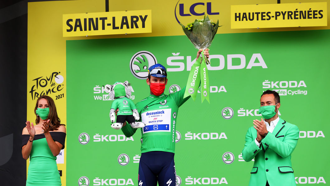 Tour de France: Cavendish holds onto green after Col de Portet