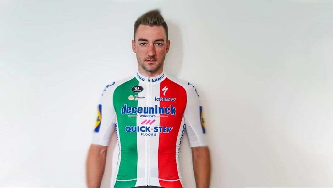 Elia Viviani in speciale tricolore trui tijdens Giro d`Italia