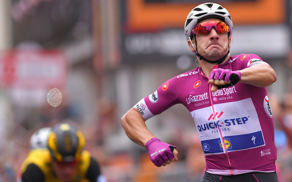 Elia Viviani wins the Giro d’Italia cyclamen jersey