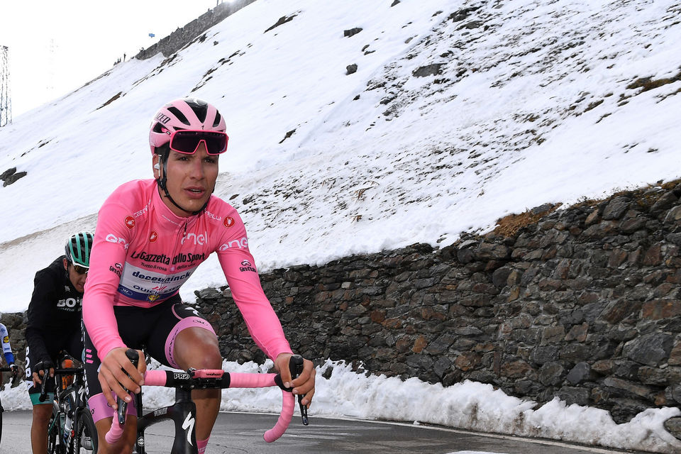 Almeida honours the maglia rosa on Giro d’Italia queen stage