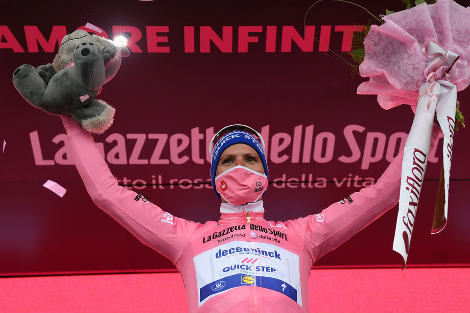 Giro d’Italia: João Almeida pakt maglia rosa op Etna