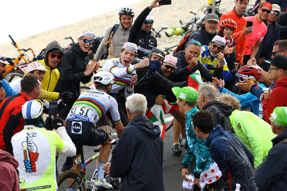 Tour de France: Alaphilippe toont regenboogtrui op Mont Ventoux