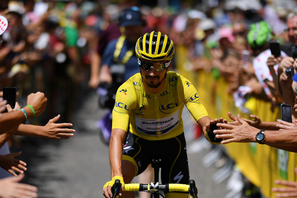 Tour de France: Alaphilippe geniet van Quatorze Juillet in gele trui