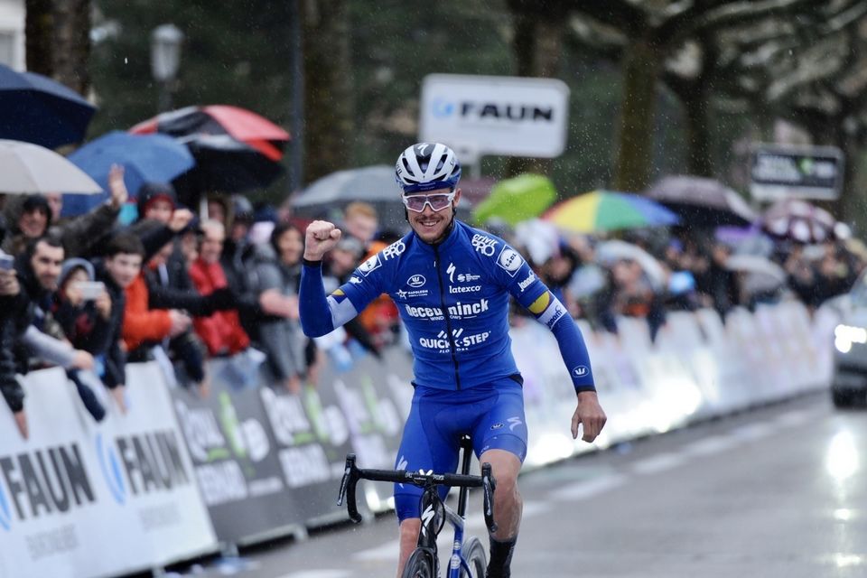 Cavagna braves the rain and the cold to win Ardèche Classic