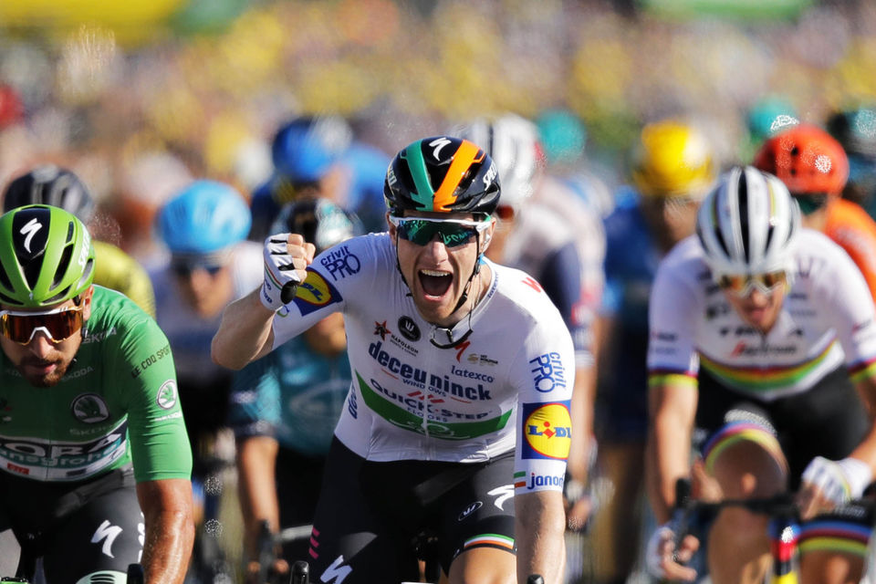 Sam Bennett zegeviert in 10e rit Tour de France