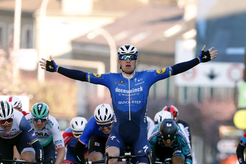 Bennett takes yellow on Paris-Nice opening stage
